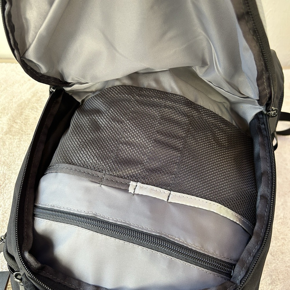 The North Face Stalwart Laptop Backpack Black/Gray Invisalign Logo BNWT - Picture 13 of 14
